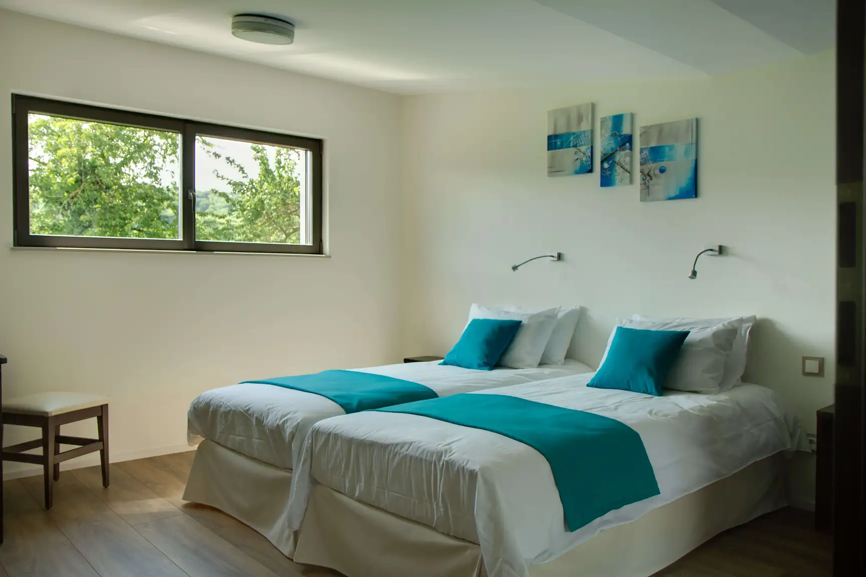Vue sur la chambre bleu qui se trouve a l'étage