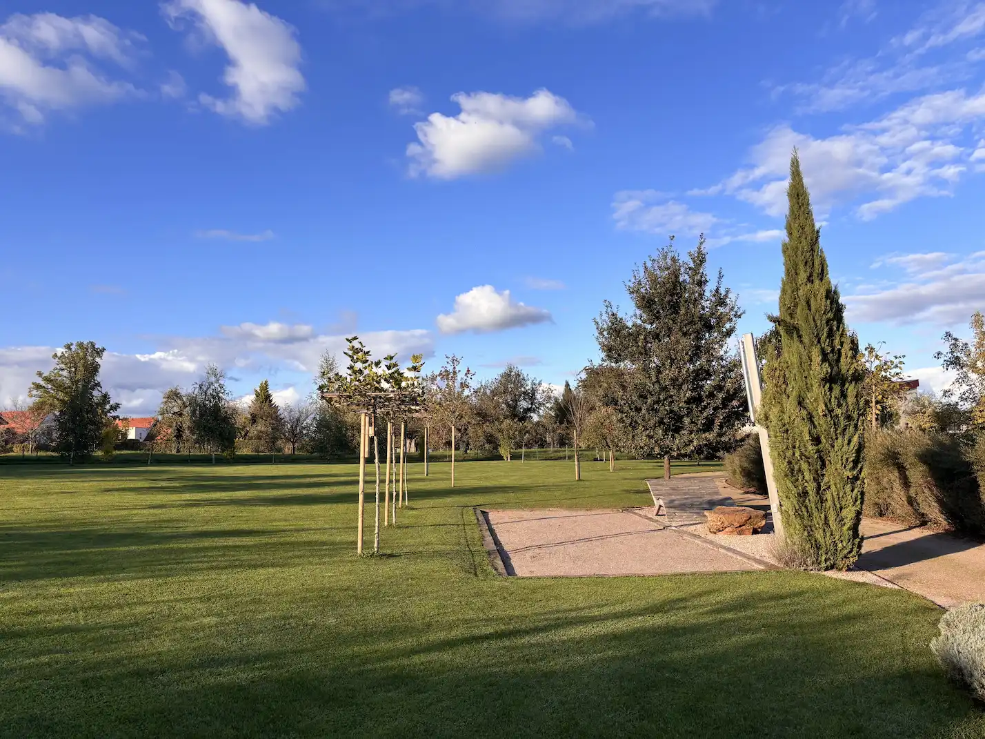 Jardin extérieur avec terrain de pétanque